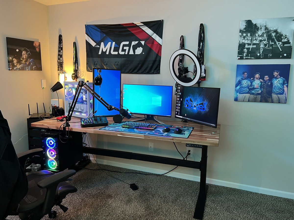 Huge thanks to @UPLIFTDesk for sending me this beauty! One of the best desks on the market. 🔥🔥 Check it out here - bit.ly/slackedUD