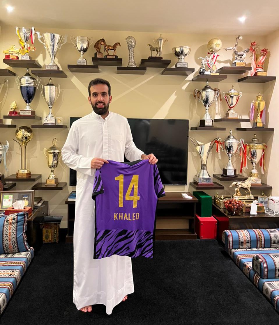 fansalain's tweet photo. مكتب شؤون الجماهير يهدي الشيخ خالد بن سلمان آل خليفة هدايا تذكارية عيناوية تقديرًا لحبه وانتمائه للكيان العيناوي 💜

بانتظارك طويل العمر في @HBZstadium 😍

@KhaledAlkhalifa https://t.co/WmZzvMSPFt