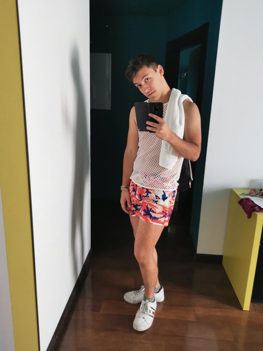 MaxxieWilde's tweet photo. Motto of the weekend's been "don't get tanned, and if, at least equally"
Hence, the mesh. Not cause I'd look good... Obviously. https://t.co/MjKmVdhuzd