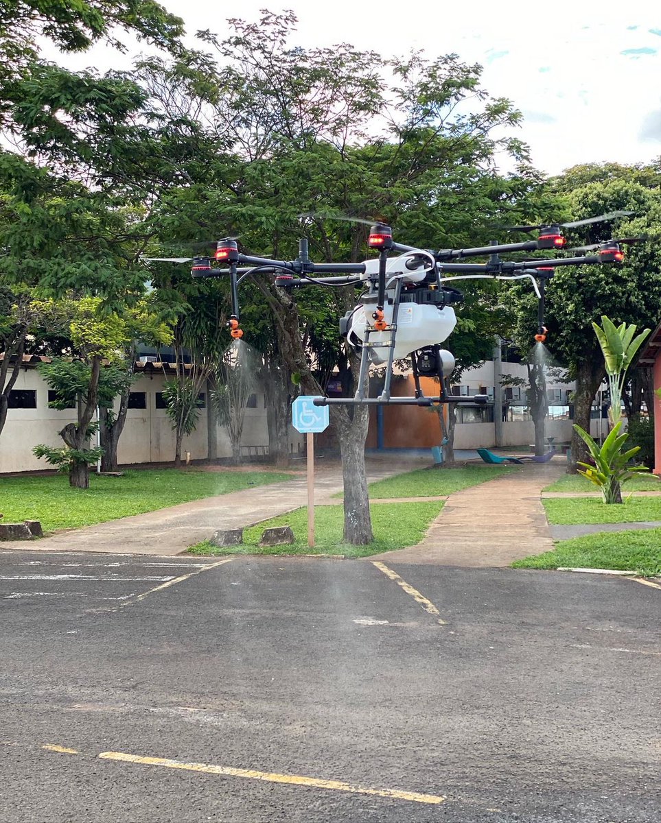 LeeaBrasil's tweet photo. Sempre buscando a excelência na pesquisa em tecnologia de aplicação, o #Leea sempre vem inovando no quesito de equipamentos.
.
O drone Dji Agras MG-1P é o drone mais moderno e completo para pulverização, tendo a capacidade de sobrevoar áreas de forma automatizada… https://t.co/oYDHLGPNOd