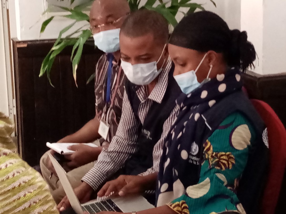 ChadyaHamadi's tweet photo. Ce mercredi 27 avril a eu lieu à#Moroni_Ngazidja, une formation de 40 jeunes reporters pour appui à la campagne nationale de la vaccination des 12-17 ans contre la covid 19. Team#UNICEF#OMS Comores en appui au sous comité national communication#vers l'immunité collective. https://t.co/NJK0MxecAN