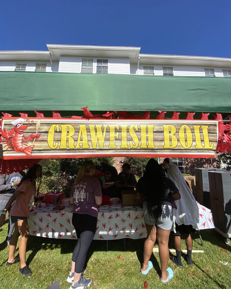 slucampusdining's tweet photo. Fais Do Do happening NOW! 💚🦞💛 https://t.co/smPoHNjAj4