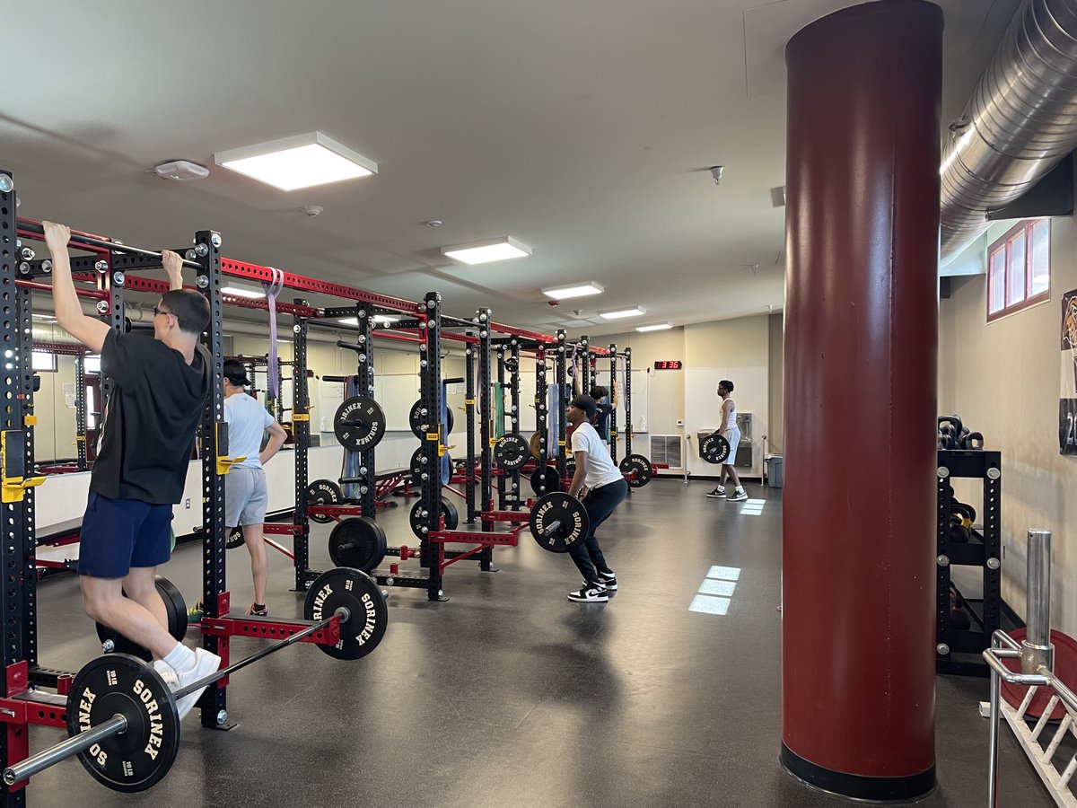 lhslionbball's tweet image. Getting ready #timetogrind ⁦@LHSLionsSports⁩