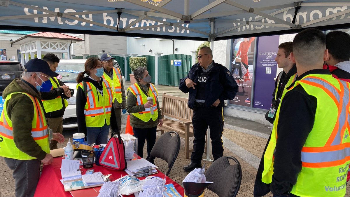 RoadSafetyHarv's tweet image. Any unlocked vehicle is a target for auto crime. Today, @RichmondRCMP officers &amp;amp; volunteers asking @Richmond_BC public if they can ‘spot the target’ items of value left behind in a vehicle. Items that tempt thieves: phones, laptops, backpacks &amp;amp; packages. #StopAutoCrime #IMPACT