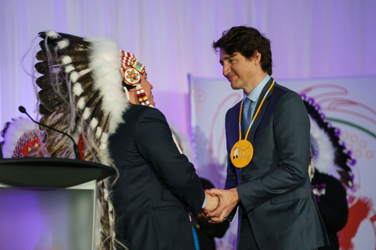 javieralubu's tweet photo. Mientras tanto hoy en Canadá, "una ceremonia con la intención de promover la reconciliación y corregir los errores del pasado, a través de una transferencia de propiedad histórica". 
Justin Trudeau https://t.co/cRLrrnvMcK