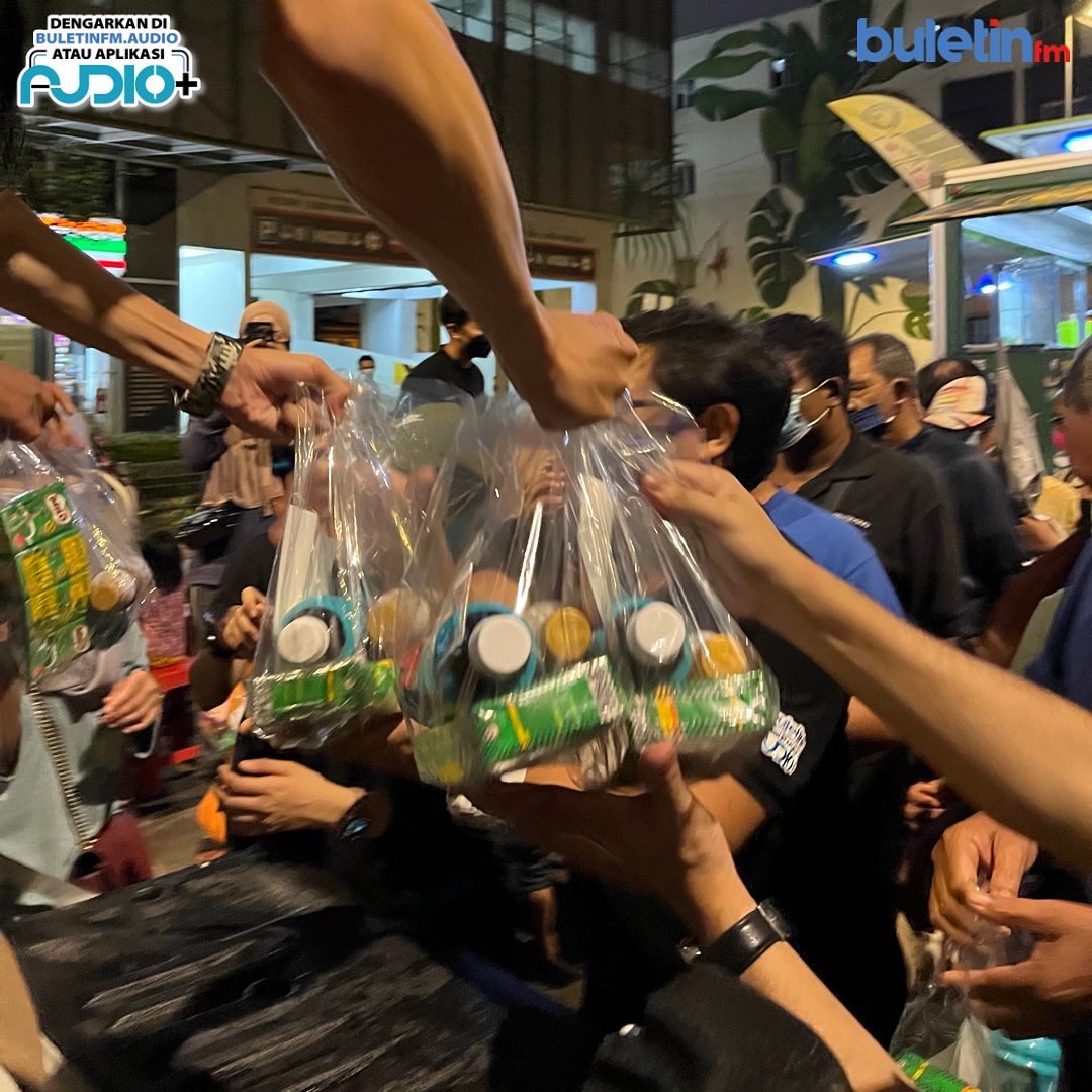 Terasa gembira apabila ada di antara golongan gelandangan ini tersenyum gembira sebaik sahaja menerima agihan tersebut. 

<a href="/SedulurTeam/">Pertubuhan Kebajikan Sedulur</a> @TheAllyIskandar <a href="/HawaRizwana/">HAWA RIZWANA</a> <a href="/IzwanAzirSaleh/">Izwan Azir Saleh 🇲🇾</a> <a href="/HaizaHanafi/">Haiza 🇲🇾</a> <a href="/SayaMuazMohamed/">@heymuaz</a> #BuletinFM #TheMoreTheMorehBersamaGelandangan #gelandangan #moreh