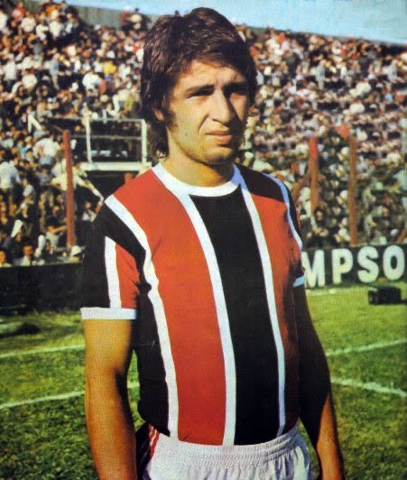 S94Lucas's tweet photo. Campeón del único torneo con #Chacarita en 1969, obtuvo varios campeonatos con #Boca. Ostenta el récord de ser el jugador que más goles hizo en un superclásico con 4 tantos en 1974.
Se nos fue al cielo Carlos García Cambón ⚽ https://t.co/yFFfRxCiLO