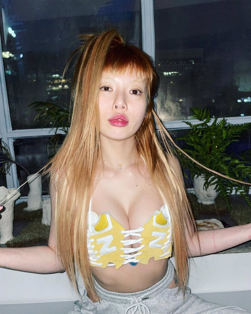 GirlgroupsBR's tweet photo. A solista HYUNA mata o fandom de amores após posar com o seu novo cropped de tênis em fotinhas no Instagram! 👟💛

off: usariam? https://t.co/Mb3VboVUC9