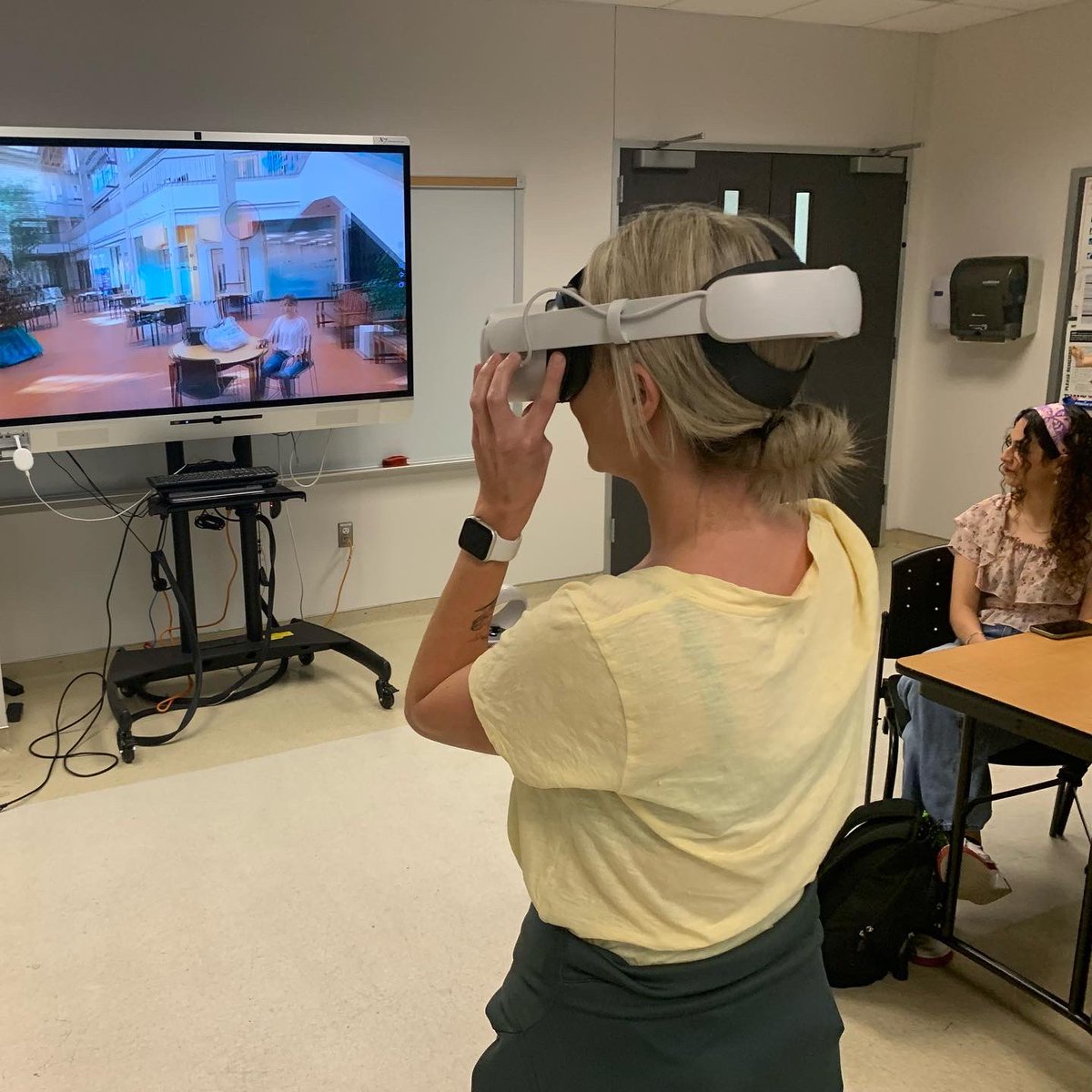 ACCEMSP's tweet photo. Paramedic students in their Acuity Assessment lab. #VR #Oculus https://t.co/JnTz2eir15