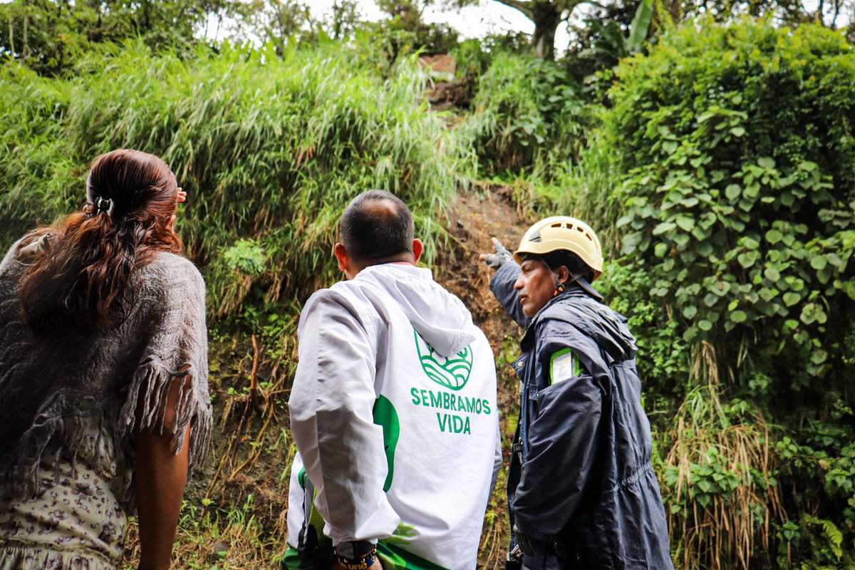 gobertolima's tweet photo. ✅ Realizamos un recorrido por el barrio #Combeima en Ibagué, tras las emergencias por lluvias 🌧️ . 
✅ Dialogamos con los habitantes del sector, y les recordamos las precauciones que se deben  tener en esta temporada de más lluvias, y nos encontramos a disposición 🚨. https://t.co/0cTYPE4TxF