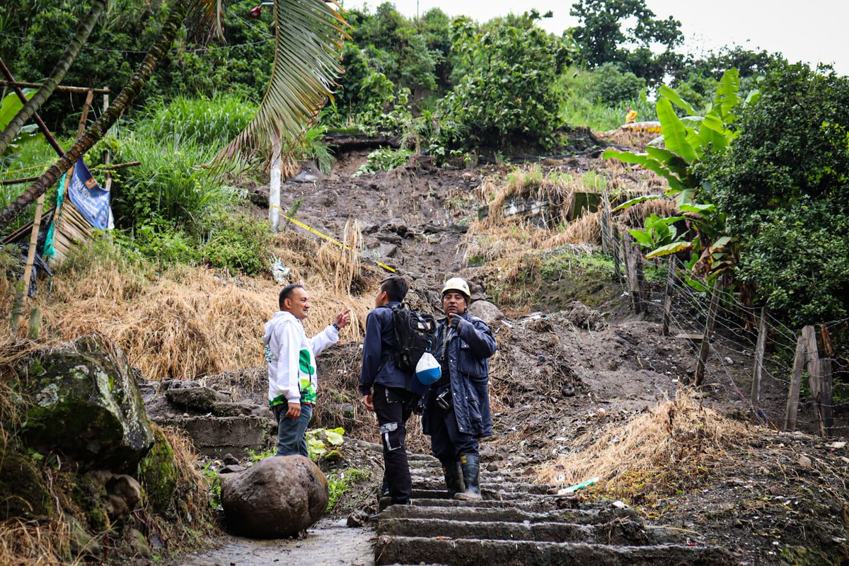 gobertolima's tweet photo. ✅ Realizamos un recorrido por el barrio #Combeima en Ibagué, tras las emergencias por lluvias 🌧️ . 
✅ Dialogamos con los habitantes del sector, y les recordamos las precauciones que se deben  tener en esta temporada de más lluvias, y nos encontramos a disposición 🚨. https://t.co/0cTYPE4TxF