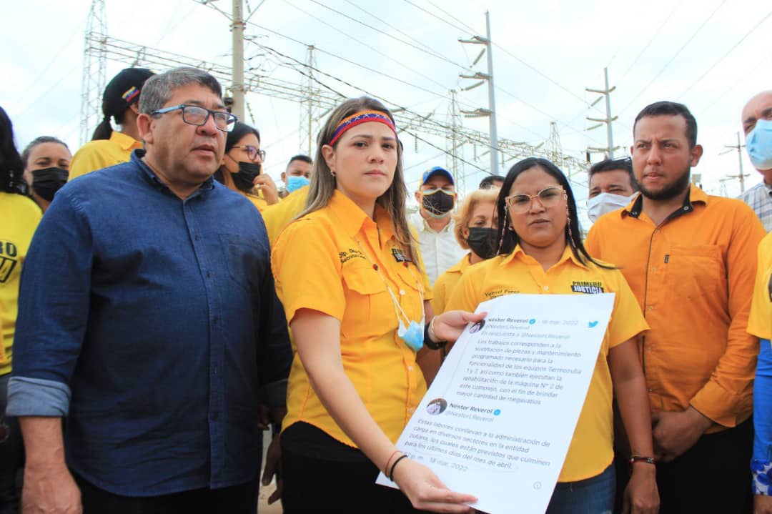 PJZulia_'s tweet photo. La dictadura prometió que a finales de abril se acabarían los apagones en el #Zulia, ya estamos en los últimos días de abril y ¿adivinen qué? La crisis eléctrica se mantiene y ha empeorado. ¡Dejen de mentir, todos sabemos que se robaron los recursos! @PjZulia_ #PjZuliaProtesta https://t.co/3517J0EcoD