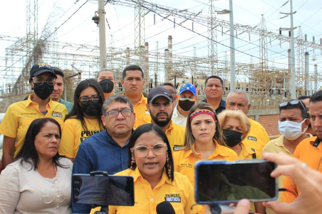 PJZulia_'s tweet photo. .@YeisselPerez: es imposible no recordar que, #Maracaibo, la primera ciudad de Latinoamérica en encender un bombillo lleve más de 10 años en colapso eléctrico, mientras la dictadura se hace de la vista ciega y nos condena a vivir en calamidades @PjZulia_ #PjZuliaProtesta https://t.co/4u2vsgqr9E