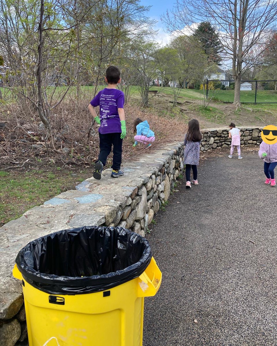 Saving the Earth by cleaning up litter 🌎❤️Go Ambrose kindergartners! <a href="/AmbroseSchool/">Ambrose School</a>