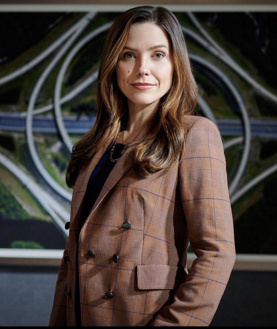 SophiaBush's tweet photo. Sam’s not messing around tonight, on @GoodSamCBS. And here is me, trying to make the “I’m not messing around” face without laughing on the set of #GoodSamCBS. TV magic baby 🫀#GoodSamFam https://t.co/NfPYjUc5wI