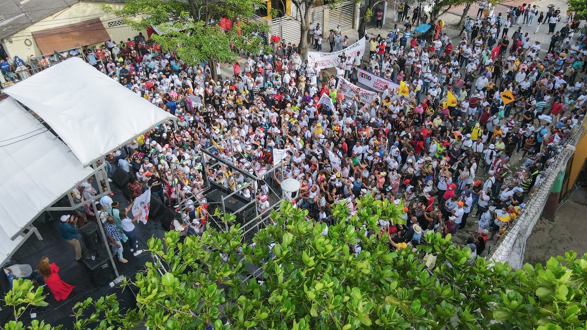 pedrohflorez's tweet photo. @FranciaMarquezM en #Barranquilla, barrio el Valle. https://t.co/5AcE4sO1ab