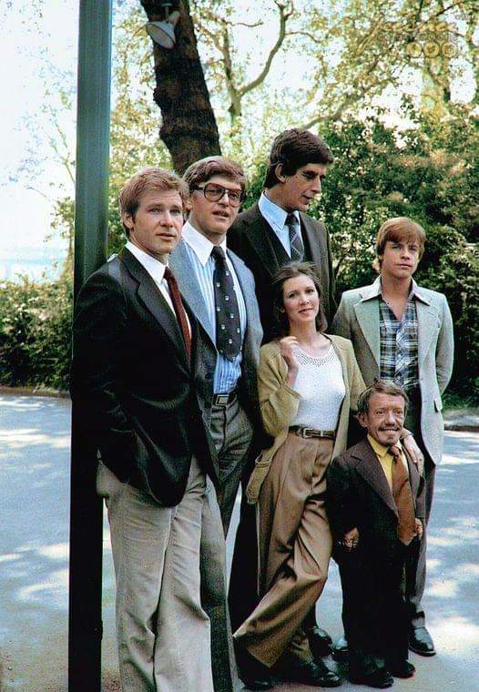 Y solo quedan 2...

Star Wars, 1977: Harrison Ford (Han Solo), David Prowse (Darth Vader), Peter Mayhew (Chewbacca), Carrie Fisher (princesa Leia), Mark Hamill (Luke Skywalker) y Kenny Baker (R2-D2). https://t.co/58jbrLeheS