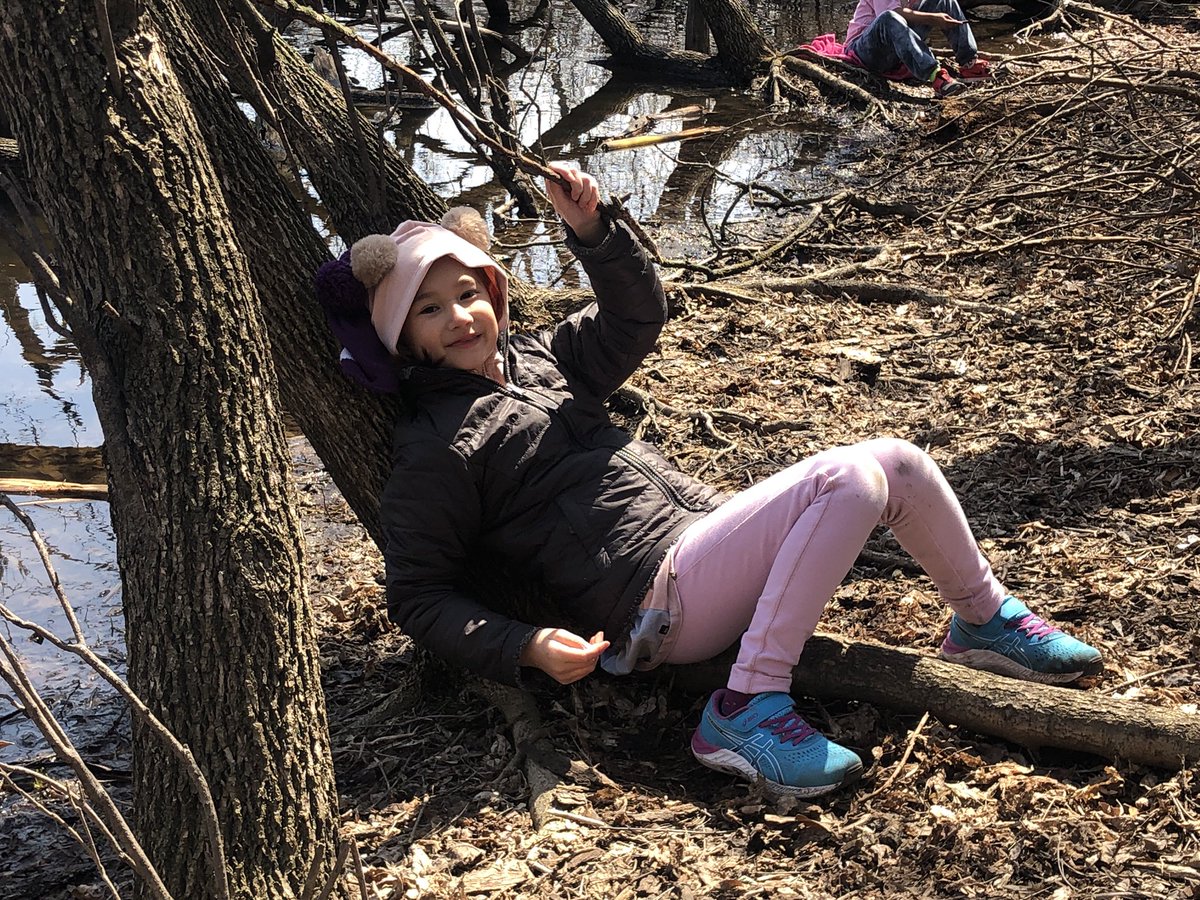 heyerlearning's tweet photo. #WildernessWednesday
#SitSpots and #ExploreTime.
In case you were wondering, only two of us fell into the pond.
#Mindfulness #Joyful #GigglesAndSmile #NatureNoise #ThoseAreFrogsNotChickadeesMakingThatSound #PlayBasedLearning https://t.co/EFMJSRCwdq