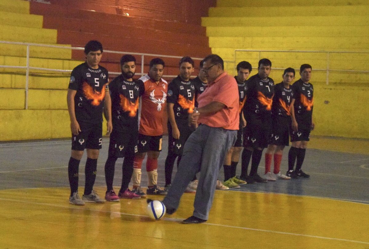 ffsfmoficial's tweet photo. Comenzó a rodar el balón!!

Se puso en marcha una nueva edición del Torneo de Preparación FFSFM 2022, el Polideportivo Municipal fue testigo del puntapié inicial que dio paso a dos encuentros, en categoría C40 y Primera. 
#FFSFM2022 https://t.co/EgYE555YzV