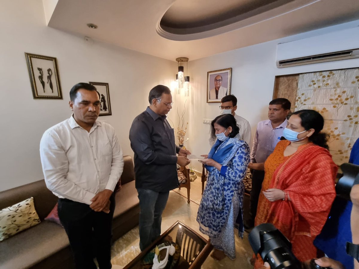SatyendarJain's tweet photo. कोरोना महामारी के दौरान अस्पताल में अपनी सेवा देते हुए डॉ मिथिलेश कुमार सिंह जी का निधन कोरोना की चपेट में आने से हुआ। आज उनके परिवार वालों से मिला और मुख्��मंत्री श्री @ArvindKejriwal जी के आदेश अनुसार उन्हें एक करोड़ की सम्मान राशि प्रदान की। देश सदैव उनकी सेवा के लिए ऋणी रहेगा। https://t.co/4eyIQM7S7X
