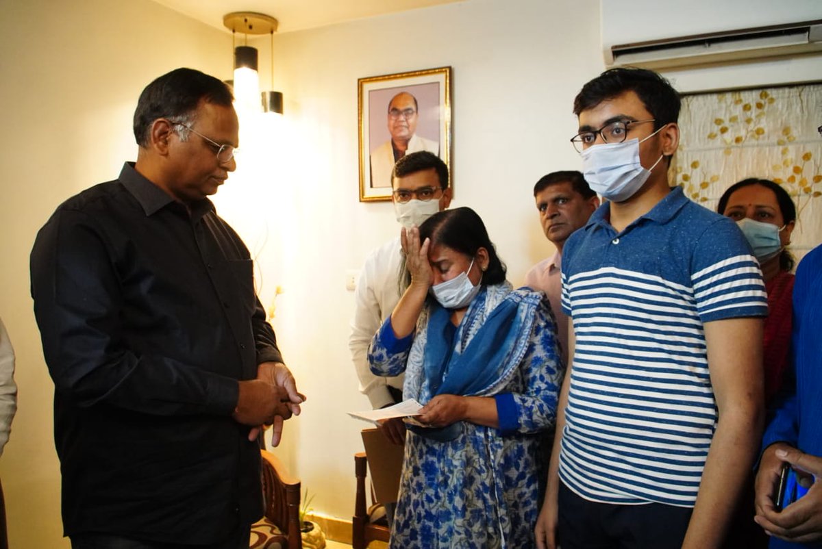 SatyendarJain's tweet photo. कोरोना महामारी के दौरान अस्पताल में अपनी सेवा देते हुए डॉ मिथिलेश कुमार सिंह जी का निधन कोरोना की चपेट में आने से हुआ। आज उनके परिवार वालों से मिला और मुख्��मंत्री श्री @ArvindKejriwal जी के आदेश अनुसार उन्हें एक करोड़ की सम्मान राशि प्रदान की। देश सदैव उनकी सेवा के लिए ऋणी रहेगा। https://t.co/4eyIQM7S7X