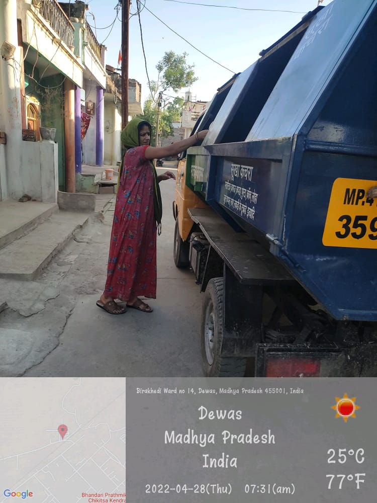 swachhdewas1's tweet photo. @DewasMcorp के जागरूक नागरिकों द्वारा गीला व सूखा कचरा अलग अलग कर कचरा संग्रहण वाहन में डाला जाता हैं।
#ULB802248
#SwachhSurvekshan2022Dewas 
#GarbageFreeCites
@SwachSurvekshan
@CommissionerUAD
@urbansbm
@SwachhBharatGov https://t.co/TegWRMnwpg