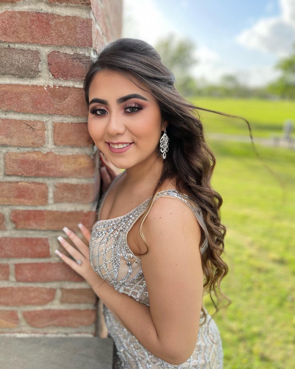 iliana_jimenez1's tweet photo. Prom 2k22🫶🏼🤍 https://t.co/3iBi1fnCeq