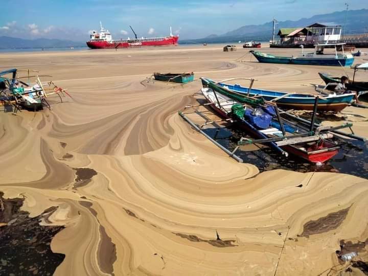 Ini Bukan Padang Pasir.
Hanya Air Laut campur Limbah

#PrayForBima