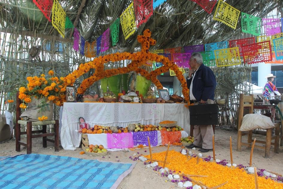ccv433pame's tweet photo. ¿Sabes cuales son los festivos mas importantes de la Cultura Pame?
El 31 de octubre y el 1 y 2 de noviembre, cada familia recuerda a sus difuntos, procurándoles ofrendas y altares. 
Altares domésticos dedicados a la Virgen de Guadalupe.
#Festivos #Pame 
-IC https://t.co/XCbcSi2y4M