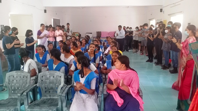 ManthanSchool's tweet photo. The members of Manthan’s student-led Community Outreach and Aid Programme (COAP) Club had organised a donation drive for the benefit of the neighbourhood Tellapur Zilla Parishad School during Christmas. They were finally able to hand over all these items before the summer break. https://t.co/wkg08uJWyb