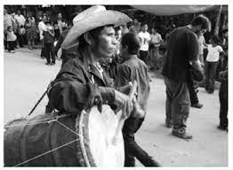 ccv433pame's tweet photo. ¿Conoces la representación de la cultura 
 Pame?
María y Jesús ellos el viernes santo la gente baila y cantos de algarabía. El sábado de gloria las danzas con personas enmascaradas. El domingo se queman figuras de pólvora.
#Festivos #Pame
-IC https://t.co/EkmMyKfY06