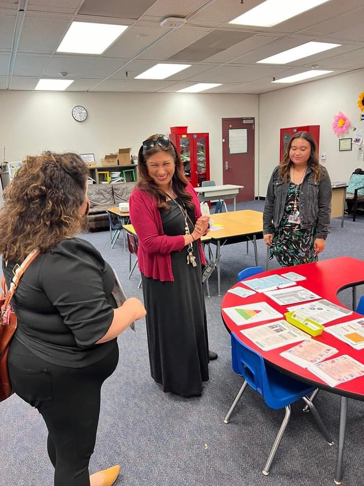Great Open House opening last week! Sharing with parents and community our comprehensive school counseling program. @SantaAnaUSD @DrRebeccaPianta @SAUSDCCR @LowellElementa6