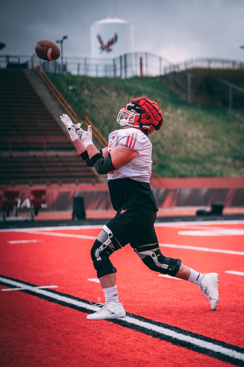 EWUFootball's tweet photo. O-lineman catching punts = Pure Athleticism ❗️ #GoEags https://t.co/COKqwVHmh1