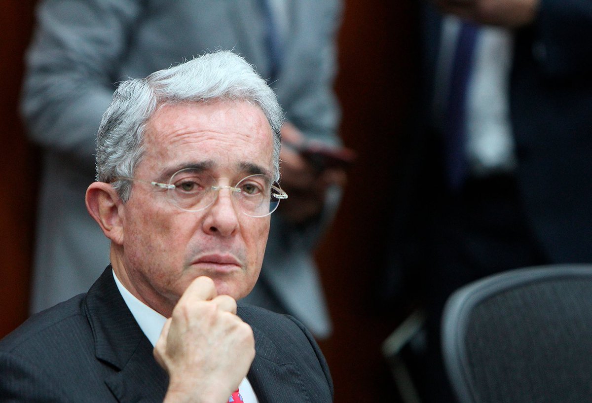 La peor semana de <a href="/AlvaroUribeVel/">Álvaro Uribe Vélez</a>: (i) juiciosa juez niega preclusión de investigación y lo envía a juicio por sobornar testigos; (ii) militares rinden escalofriantes declaraciones de perdón ante la JEP por falsos positivos; y (iii) se cae la revocatoria del alcalde de Medellín