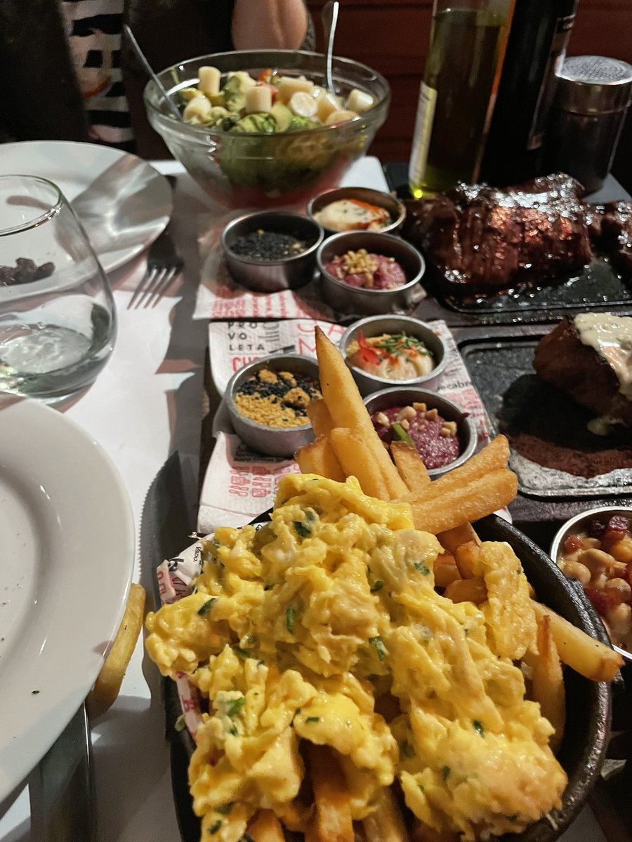 becho14's tweet photo. Hace años que no voy a un restaurante que lo tenga todo. Excelente comida, un mozo de la Puta madre y un lugar impecable. Volveré pronto @LaCabrera_bsas 😢 https://t.co/JWUnQlHh1t