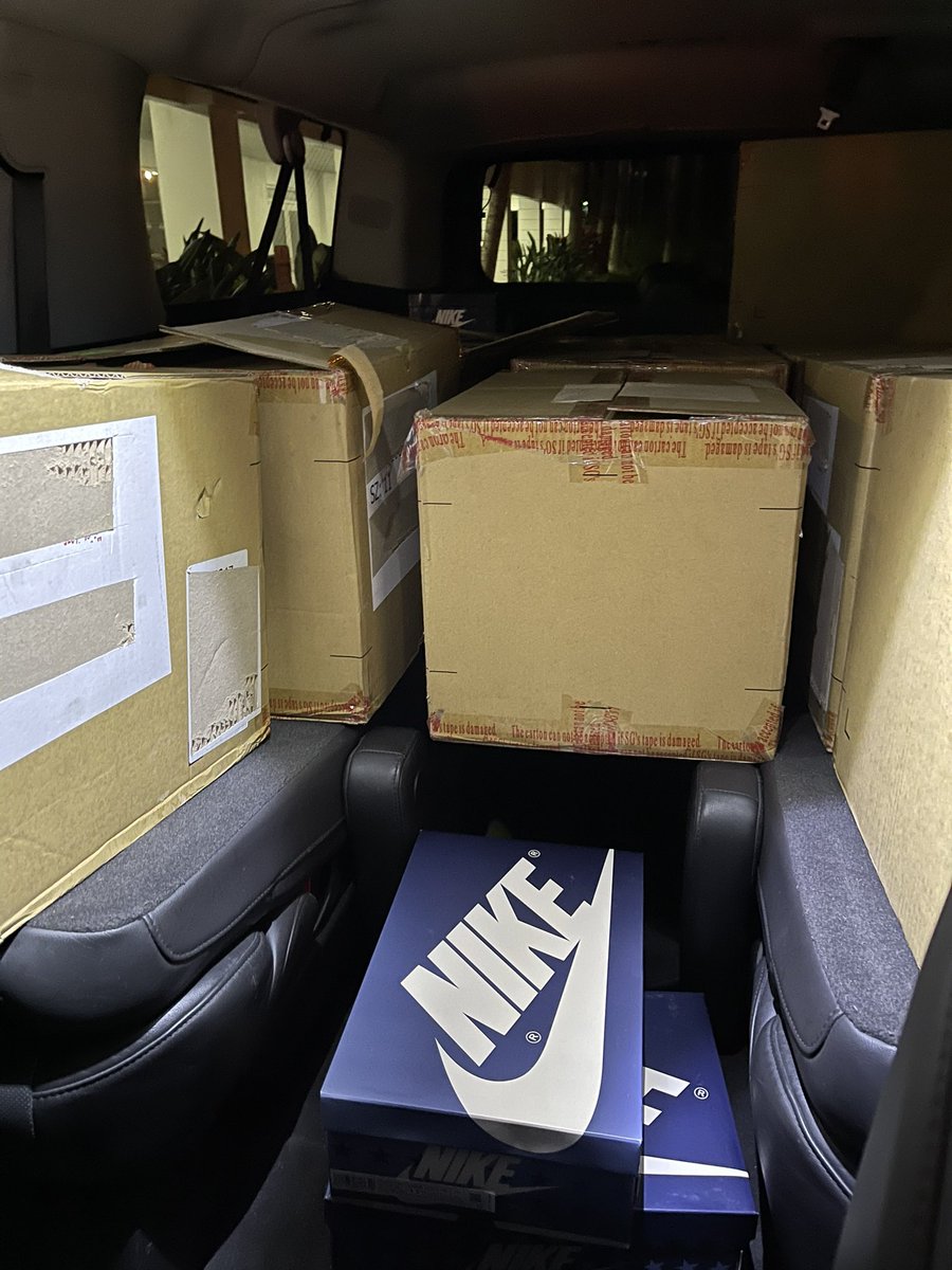 King_Wally91's tweet photo. @karidaniels here’s proof of when Marcus Backdoored to my plug. That 4th van you were talking about… well you see how packed it was. Approximately 250-300 pairs, I personally bought 25 pairs https://t.co/aUh4XMWt1l