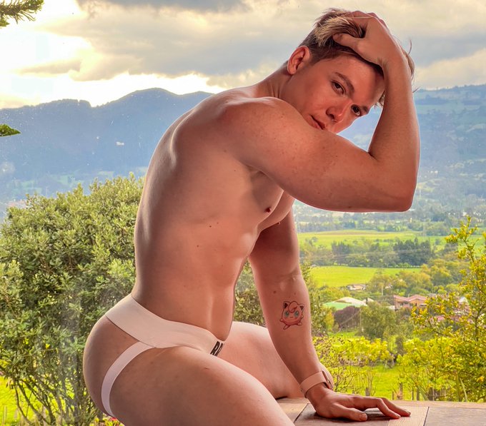 Cogeme en jockstrap!: https://t.co/gcGBChtIXi https://t.co/g66hdcdOmX