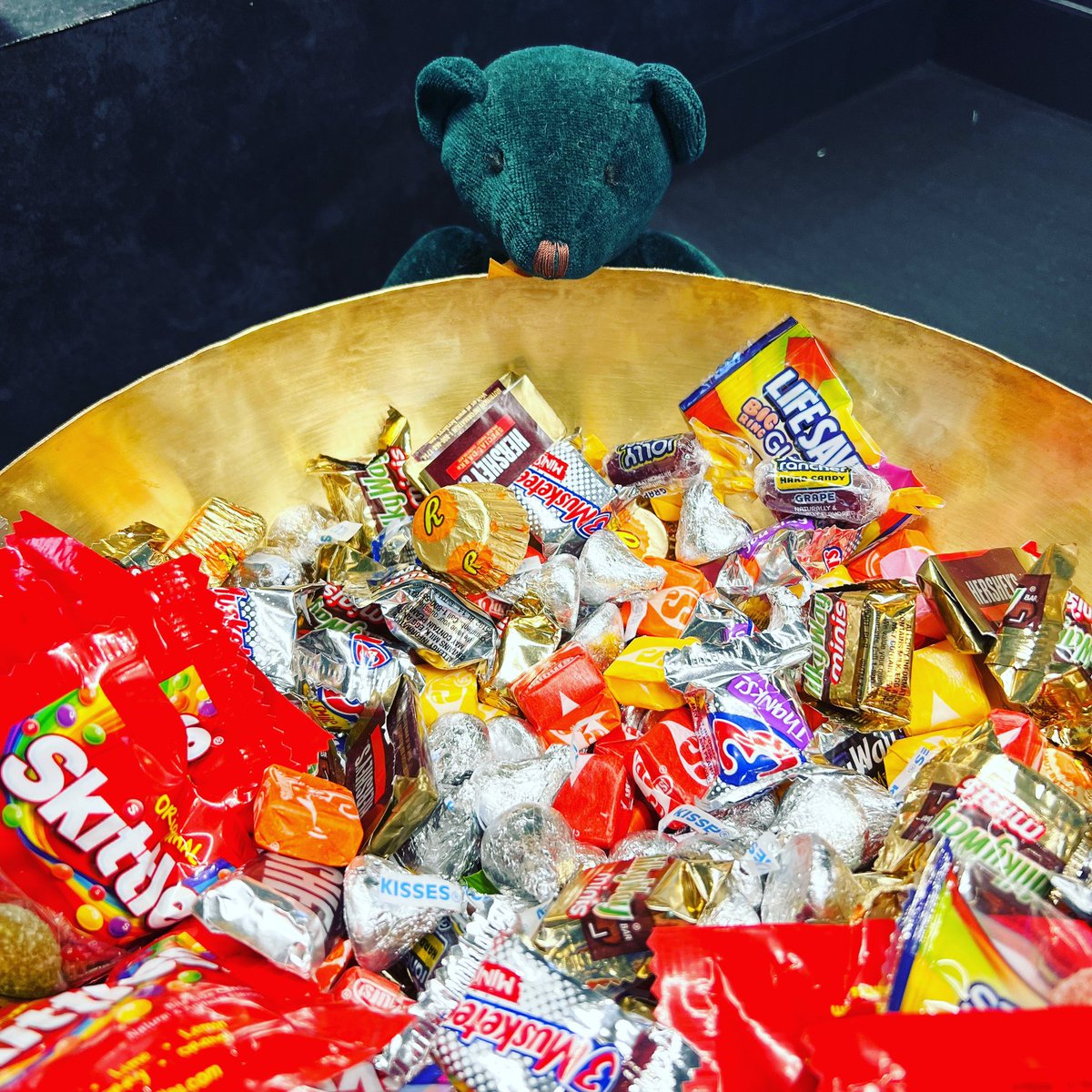 KidTimeStory's tweet photo. Nothing to see here but Green Bear hard-eyeballing the chocolates at @youtube HQ. Let’s just say Green Bear thinks “inside the bowl” and that’s how that went…
#GreenBear #Chocoholic #YouTuber #KidTimeStoryTime 🍫 https://t.co/eF1Jv5fS6Q