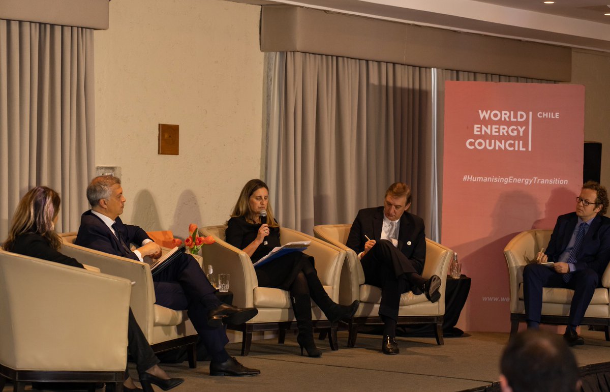 Hoy x 1era vez en más de 2 años pudimos ofrecer un #WorldEnergyCafé presencial. Y qué mejor invitado que el titular de <a href="/MinEnergia/">Ministerio de Energía</a>, <a href="/claudiohuepe/">Claudio Huepe</a>. En la jornada renovamos nuestro compromiso, firmando el propósito de promover un sistema energético sostenible y sustentable.