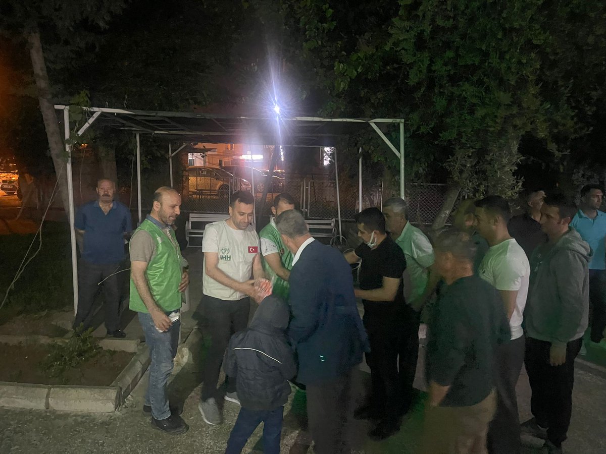 Silopi İHH olarak Gümrük Lojmanları Camii'nde Kadir Gecesi nedeniyle lokum ve şeker ikramında bulunduk.
#KadirGecesi #sirnak #Silopi @sirnakihh <a href="/ihhsilopi/">ihhsilopi</a>