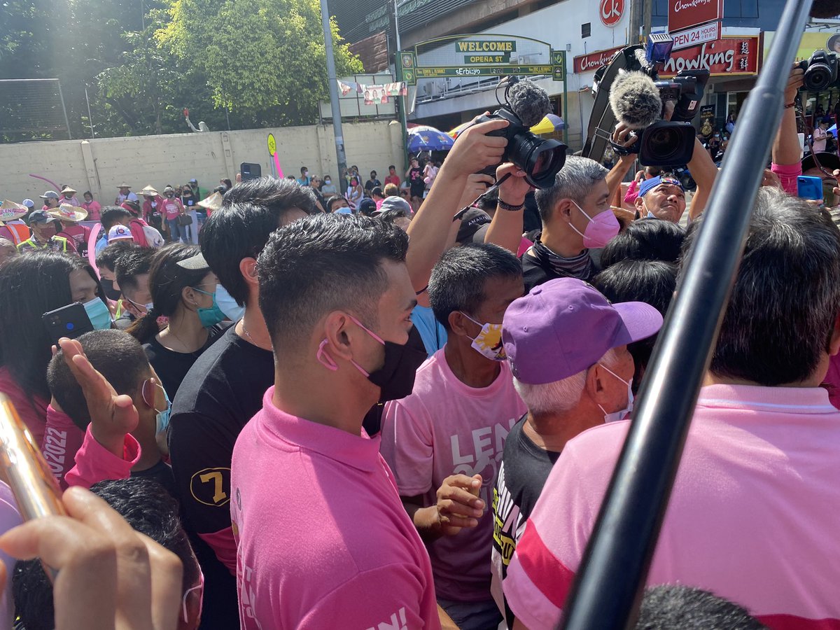 HAPPENING NOW: VP candidate Kiko Pangilinan is joined by his wife Sharon Cuneta, children and nephews Gab Valenciano and Donny Pangilinan in welcoming the Sumilao Farmers here infront of Baclaran Church.