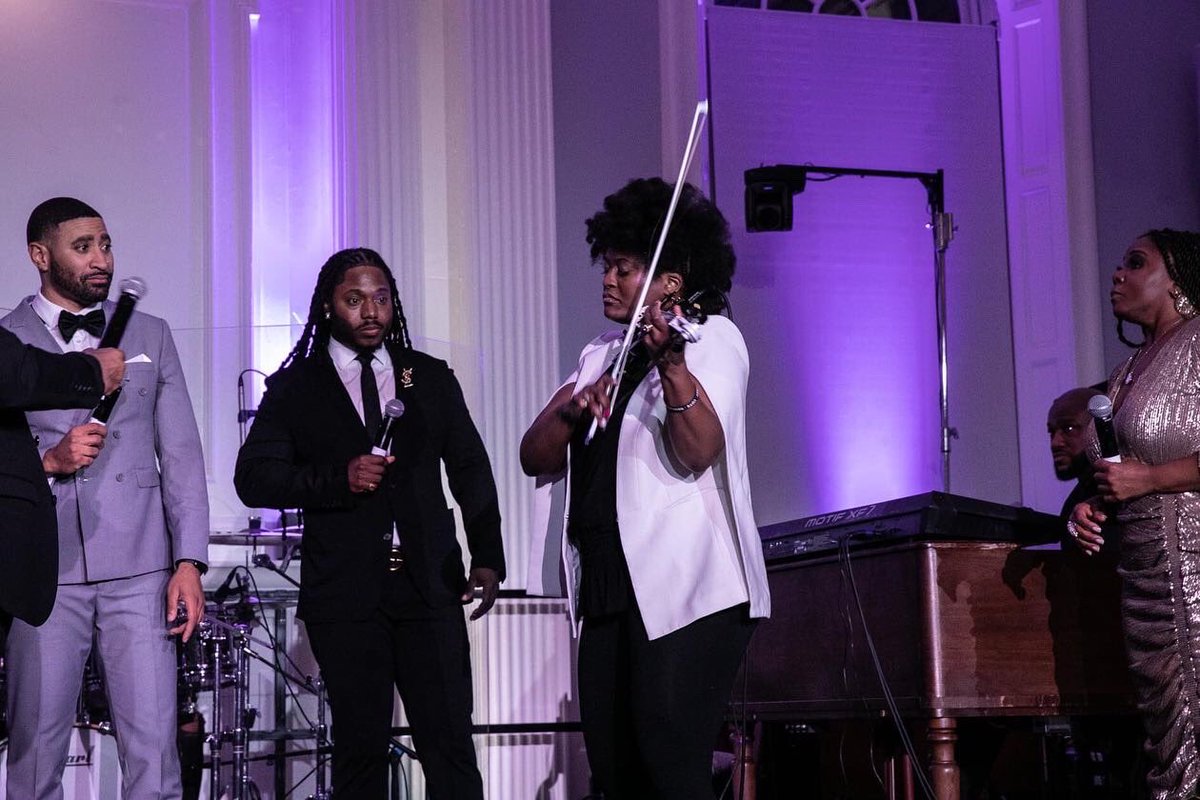 DrMRHill1's tweet image. DREAMING MUSIC

“Music is like a dream...”

Another evening of sacred music to remember...
💕📚🎻💐

Testimony Wrapped in Song.

Photo Credit 📸: @royallilacct 

With Writing Love and Violinspiration Soul,
Dr. Mel
#IntheSanctuary #KurtCarr #ForEveryMountain #Yale #MelodicMel