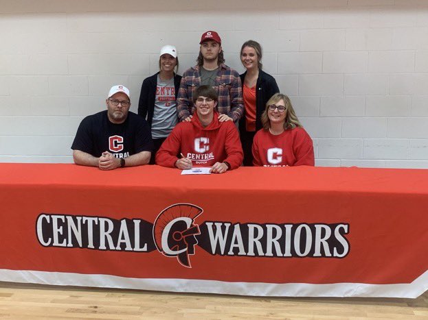 Making it official ✍️ @CUI_Football <a href="/mac4fb/">Jeff McMartin</a> <a href="/coachmaiuri/">Ryan Maiuri</a> #GoDutch