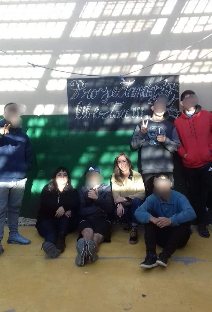 ProyectandoCh's tweet photo. Los talleres de "Proyectando Libertad" siguen en marcha! 
Les mostramos una foto del miércoles pasado donde se inauguró el pizarrón para los distintos talleres que se llevan a cabo, algo tan fundamental para cualquier clase, pero con lo que no contábamos. https://t.co/sDQPVZBJxH