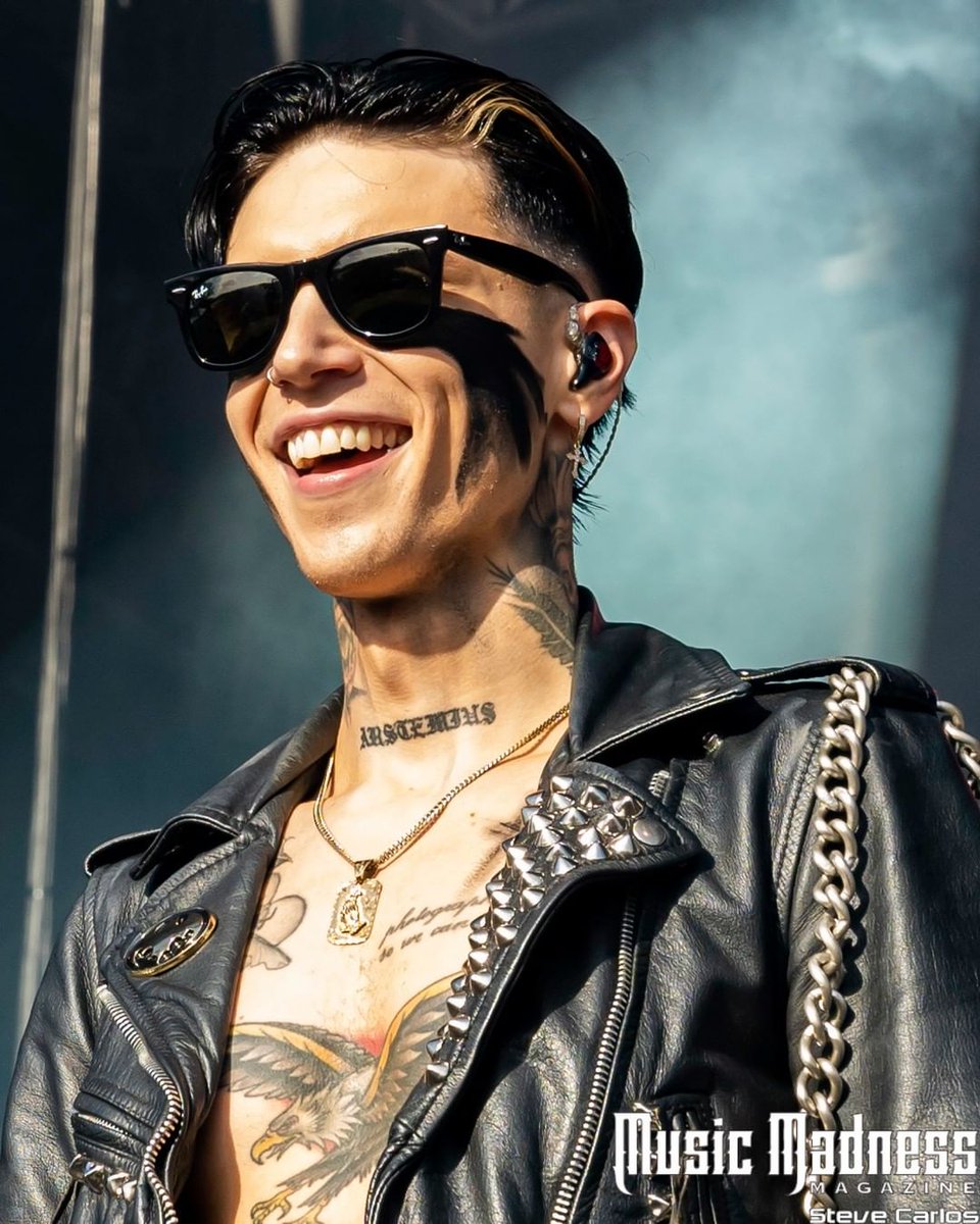 bvbfansworld's tweet photo. Stunning shot of @andyblack at #EDBD @1011wjrr Orlando, FL 4.23.22! Photo credit: Steve Carlos for @musicmadnessmg on IG via: https://t.co/Xz1nOQcEE8 #AndyBlack #BlackVeilBrides #ThatSmileTho 💀 🆎 🖤 https://t.co/eS7nW8giGV