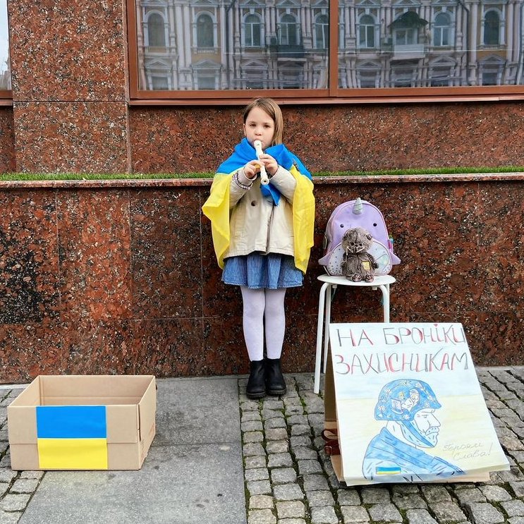 ด.ญ.Solomiia Reut วัย 6 ขวบจาก Dnipro ระดมทุนจากการเปล่าขลุ่ยริมถนน จนสามารถจัดซื้อเสื้อเกราะให้ทหารยูเครนได้ 1 ตัว