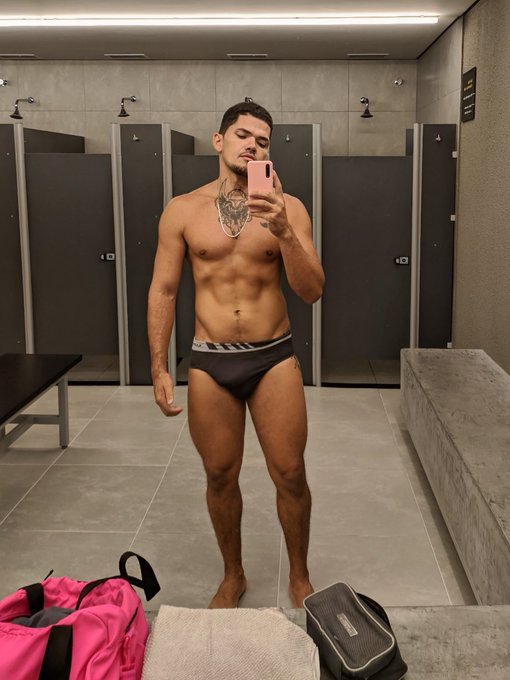 No vestiário vocês são do time peladão ou do que se veste no box? https://t.co/k8Mru0yP29