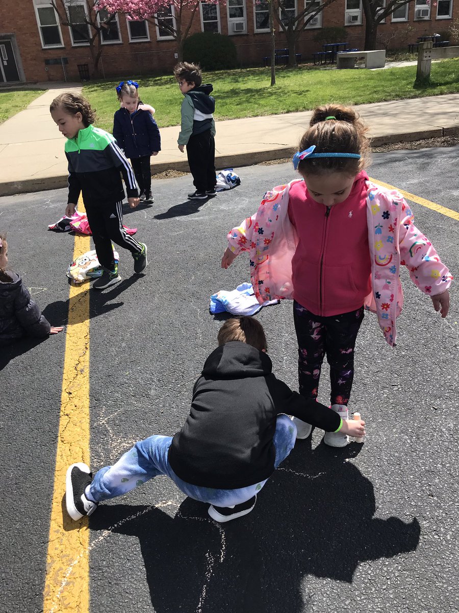 sasv28's tweet photo. UPK making shadows on Earth Day! @deemartellucci @OSchoolsPR @jmcgahan31 https://t.co/vzt7kn8P0x