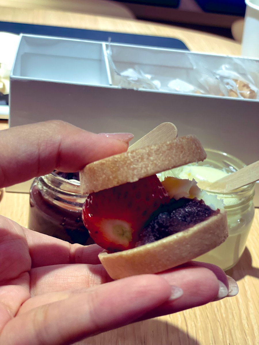 しかし今日私がシェアオフィスに持ってきたおやつはもなか「あんぽ〜ね」。箱ごと。滋賀県産羽二重糯がもなかになるんだ!
それをこうしてこうして…イチゴまで持ってきたので…はさんで…こうして…こうじゃ…マスカルポーネチーズクリームと粒あんだけで最高なのに、そこに苺でもう極上…