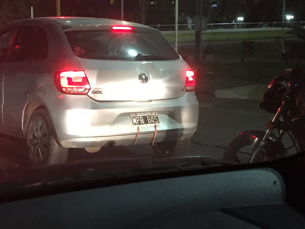 CeciSSdeJujuy's tweet photo. Un auto por Av. 19 de abril iba muuuy lento haciendo que detrás de él vaya una larga cola de vehículos. O iba con el cel o el señor no podía ver bien (tenía anteojos c… de botella). Para mi sorpresa una de las tantas multas que tiene es por “afectar la fluidez del tránsito” https://t.co/fEmeflxf10